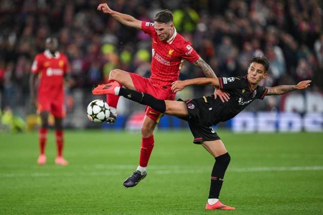 UEFA Champions League - League Stage Liverpool v Bologna Alexis Mac Allister of Liverpool battles for the ball with Kacper UrbaÅ ski of Bologna during the UEFA Champions League - League Stage match Liverpool vs Bologna at Anfield, Liverpool, United Kingdom, 2nd October 2024 (Photo by Craig Thomas News Images) Liverpool Anfield Merseyside United Kingdom Copyright: xCraigxThomas NewsxImagesx