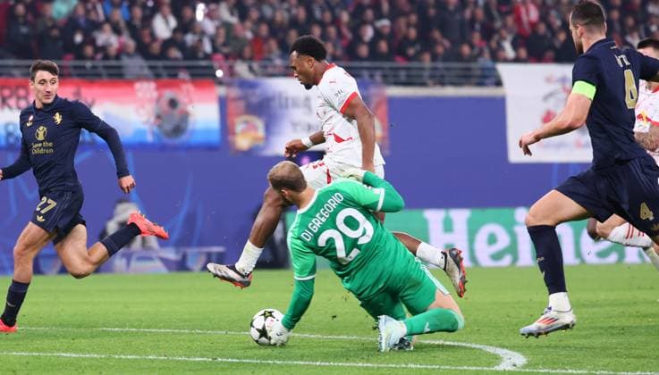RB Leipzig Juventus Turin Champions League Leipzig, 02 10 2024, Red Bull Arena, Soccer, UEFA Champions League, Matchday 2 , RB Leipzig vs Juventus Turin , Pictured from front Goalkeeper Michele Di Gregorio 29, JUVE Lois Openda 11, RB Leipzig Handball , For editorial use only Only editorial use , UEFA regulations prohibit any use of photographs as image sequences and or quasi video ,