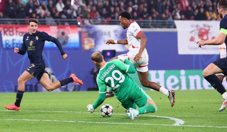 RB Leipzig Juventus Turin Champions League Leipzig, 02 10 2024, Red Bull Arena, Soccer, UEFA Champions League, Matchday 2 , RB Leipzig vs Juventus Turin , Pictured from front Goalkeeper Michele Di Gregorio 29, JUVE Lois Openda 11, RB Leipzig Handball , For editorial use only Only editorial use , UEFA regulations prohibit any use of photographs as image sequences and or quasi video ,
