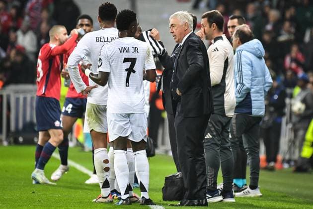 Champions League Lille vs Real Madrid FA Real Madrid’s head coach Carlo Ancelotti talks to Real Madrid’s forward Vinicius Junior during the UEFA Champions League football match between LOSC Lille and Real Madrid CF at the Pierre Mauroy Stadium in Lille on October 2, 2024. Photo by Firas Abdullah ABACAPRESS.COM Paris Ile-de-France France  Copyright: xAbdullahxFiras ABACAx