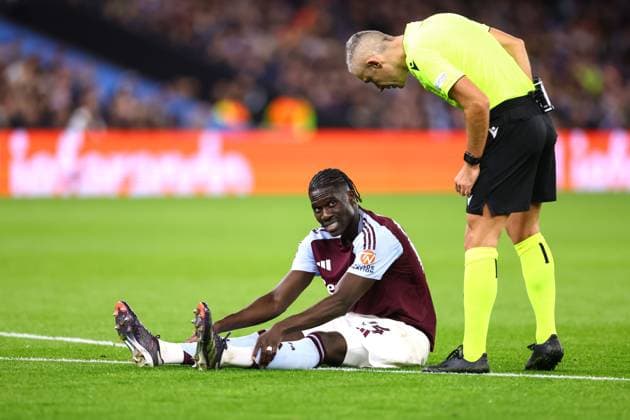 Aston Villa gegen Bayern München 2. Oktober 2024, Aston UEFA Champions League Fußball Aston Villa gegen Bayern München Amadou Onana von Aston Villa reibt sich die Beine, nachdem er sich verletzt hat Foto Jacques Feeney Abseits Aston UK  Copyright: xJacquesxFeeneyx xOffsidexOffside
