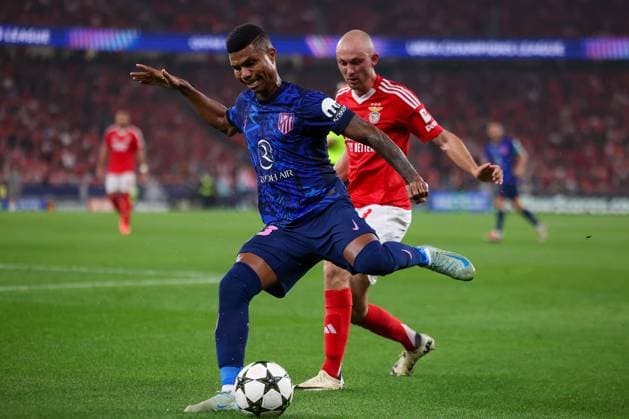 Portugal, Lisbon 2 October 2024 Uefa Champions League phase 2024 25 Matchday 2, S L Benfica Atletico de Madrid v l , Reinildo AtlÃ tico Madrid , Frederik Aursnes S L Benfica , duel, action, action, Battles for the Ball Copyright: JoaquimxFerreira