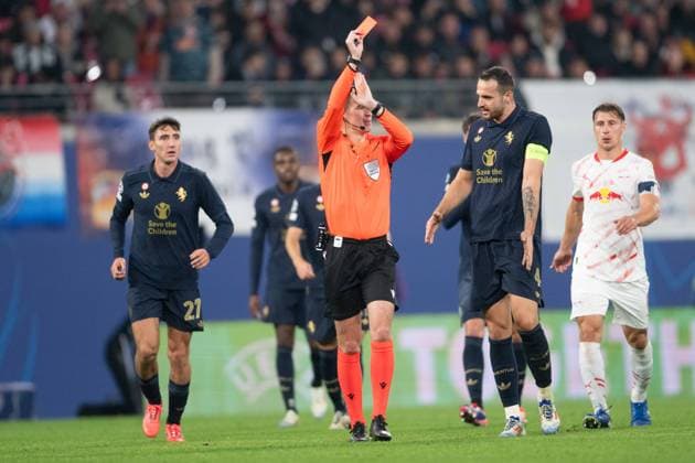 Red card during UEFA Champions league match, RB Leipzig - Juventus Turin , 01. october 2024 Copyright: xMICHALxFAJT,ZOSPORTU.SKx DSC_3969
