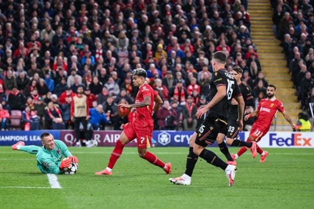 UEFA Champions League - League Stage Liverpool v Bologna Åukasz Skorupski of Bologna makes a save from Luis Diaz of Liverpool during the UEFA Champions League - League Stage match Liverpool vs Bologna at Anfield, Liverpool, United Kingdom, 2nd October 2024 (Photo by Craig Thomas News Images) Liverpool Anfield Merseyside United Kingdom Copyright: xCraigxThomas NewsxImagesx