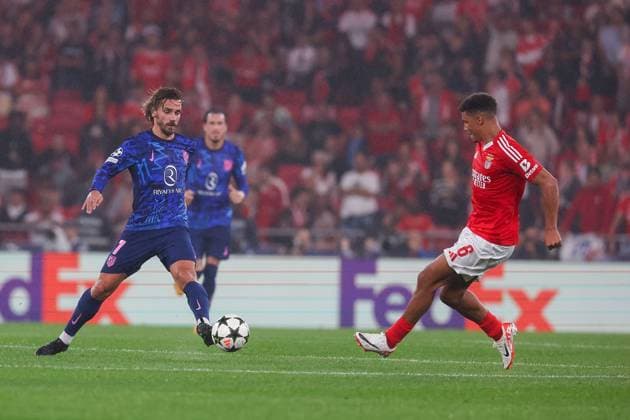 Portugal, Lisbon 2 October 2024 Uefa Champions League phase 2024 25 Matchday 2, S L Benfica Atletico de Madrid v l , Antoine Griezmann AtlÃ tico Madrid , Alexander Bah S L Benfica , duel, action, action, Battles for the Ball Copyright: JoaquimxFerreira