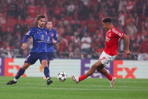 Portugal, Lisbon 2 October 2024 Uefa Champions League phase 2024 25 Matchday 2, S L Benfica Atletico de Madrid v l , Antoine Griezmann AtlÃ tico Madrid , Alexander Bah S L Benfica , duel, action, action, Battles for the Ball Copyright: JoaquimxFerreira