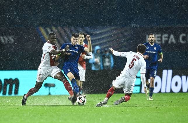 GNK Dinamo v AS Monaco - UEFA Champions League 2024 25 League Phase MD2 ZAGREB, CROATIA - OCTOBER 2: Petar Sucic of Dinamo Zagreb in action against Denis Zakaria of Monaco during UEFA Champions League 2024 25 League Phase MD2 match between GNK Dinamo v AS Monaco at Maksimir Stadion on October 2, 2024 in Zagreb, Croatia.  MarkoxLukunic PIXSELL