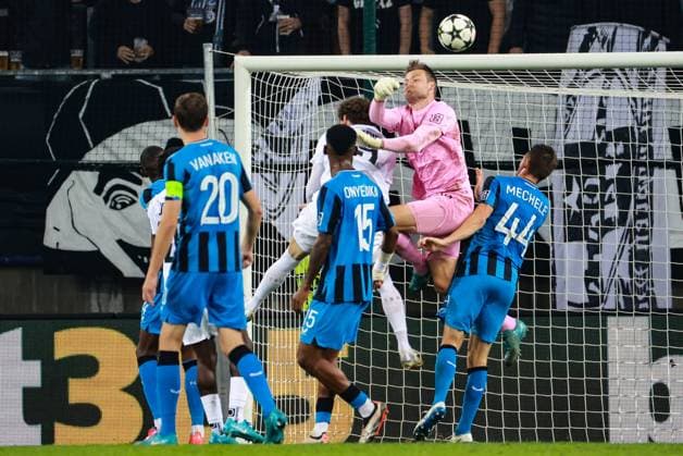 Sport Bilder des Tages SOCCER - UEFA CL, Sturm vs Brugge KLAGENFURT,AUSTRIA,02.OCT.24 - SOCCER - UEFA Champions League, SK Sturm Graz vs Club Brugge. Image shows Erencan Yardimci (Sturm) and Simon Mignolet (Brugge).  GEPAxpictures xWolfgangxGrebien