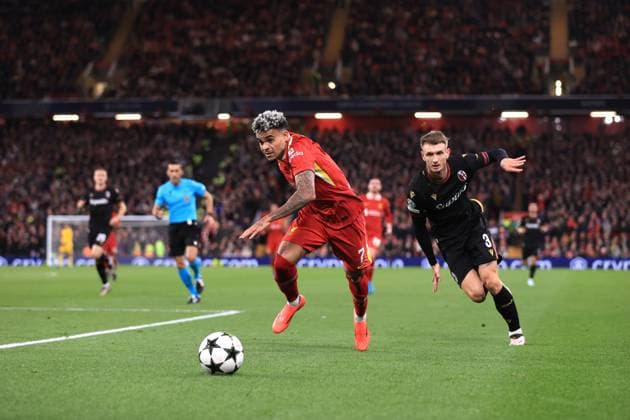 Liverpool gegen Bologna UEFA Champions League 2. Oktober 2024 UEFA Champions League Liverpool FC gegen Bologna FC Luis Diaz von Liverpool entkommt Stefan Posch von Bologna Foto Simon Stacpoole Abseits Liverpool UK  Copyright: xSimonxStacpoolexOffside