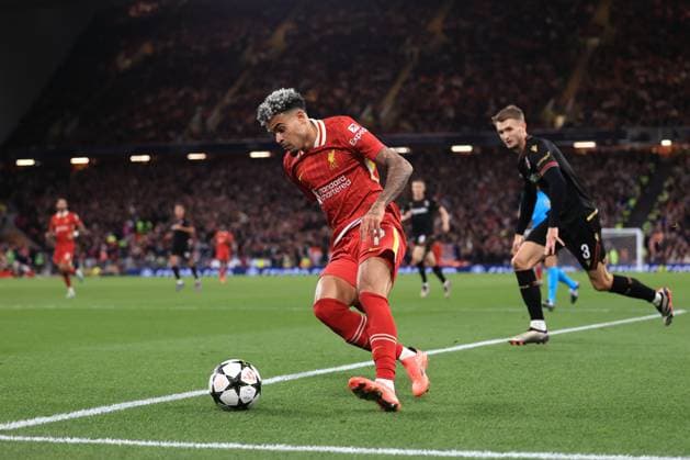 Liverpool gegen Bologna UEFA Champions League 2. Oktober 2024 UEFA Champions League Liverpool FC gegen Bologna FC Luis Diaz von Liverpool entkommt Stefan Posch von Bologna Foto Simon Stacpoole Abseits Liverpool UK  Copyright: xSimonxStacpoolexOffside