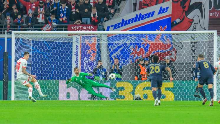 GER, Saxony, Leipzig, RB Leipzig vs Juventus Turin, Champions League, CHL, UCL, Matchday, Season 2024 2025, RB Arena, f l in picture Benjamin Sesko RB Leipzig 30 , Penalty kick, Penalty, Goal, Goal for 2 1 02 10 2024, Copyright: HMBxMedia UwexKoch