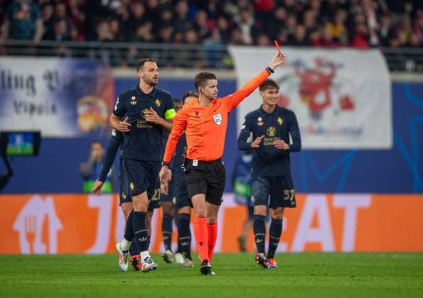 Football, Men, Season 2024 2025, Champions League League Phase, Matchday 2 , RB Leipzig Juventus Turin, Referee Francois Letexier FRA decides after video evidence on red card for goalkeeper Michele Di Gregorio not in picture, Juventus Turin , 02 10 2024, Copyright: xSebastianxRäppold MatthiasxKochx