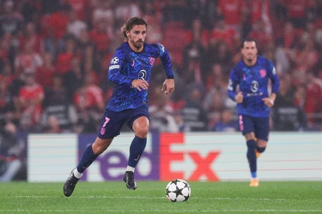 Portugal, Lisbon 2 October 2024 Uefa Champions League phase 2024 25 Matchday 2, S L Benfica Atletico de Madrid v l , Antoine Griezmann AtlÃ tico Madrid on the ball, cropped image, single image, full body, action, action, game scene Copyright: JoaquimxFerreira