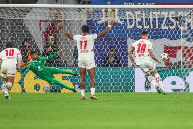 02 10 2024, Football, Season 2024 2025, Champions League, Matchday 2, RB Leipzig Juventus Turin, Benjamin Sesko RB Leipzig scores the goal to make it 2 - 1 from the penalty spot Leipzig RB Arena Saxony Germany xRHR PHOTO TRx Copyright: TimxRehbein RHR-FOTOx RHR-FOTO TR