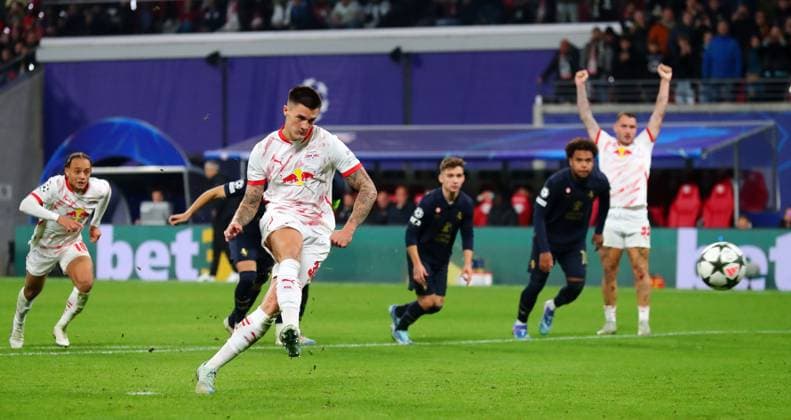 RB Leipzig Juventus Turin Champions League Leipzig, 02 10 2024, Red Bull Arena, Soccer, UEFA Champions League, Matchday 2 , RB LEIPZIG vs JUVENTUS FC TURIN , Goal for Leipzig to 2 1 In the picture scorer Benjamin Sesko 30, RB Leipzig misses a penalty , , Picture Point