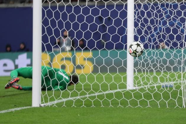 Champions League, round of 16 RB Leipzig vs Juventus Turin, 02 10 24 The ball is in the goal, goalkeeper Mattia Perin 1, Juventus Turin is beaten, penalty goal football, UEFA Champions League, season 2024 2025 RB Leipzig vs Juventus Turin on 02 10 24 at the Red Bull Arena, Leipzig Copyright: xBEAUTIFULxSPORTS JanxKaeferx