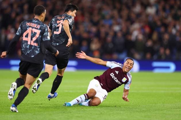 Aston Villa gegen Bayern München 2. Oktober 2024, Aston UEFA Champions League Fußball Aston Villa gegen Bayern München Youri Tielemans von Aston Villa Foto Jacques Feeney Abseits Aston UK  Copyright: xJacquesxFeeneyx xOffsidexOffside