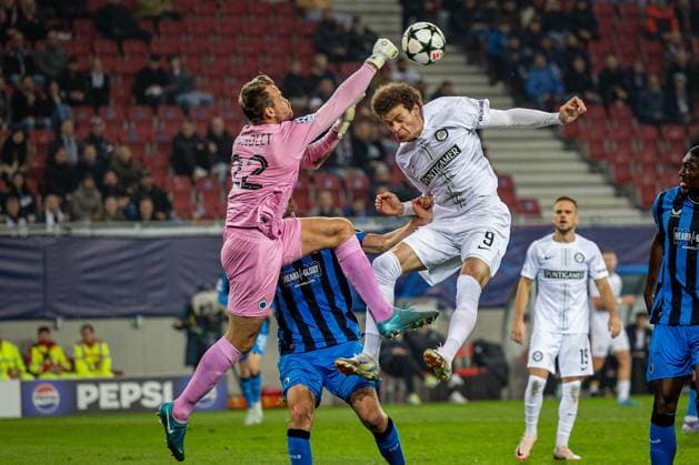 SOCCER - UEFA CL, Sturm vs Brugge KLAGENFURT,AUSTRIA,02.OCT.24 - SOCCER - UEFA Champions League, SK Sturm Graz vs Club Brugge. Image shows Simon Mignolet (Bruegge) and Erencan Yardimici (Sturm).  GEPAxpictures xMatthiasxTrinkl
