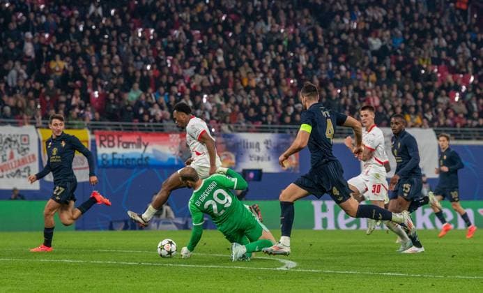 Football, Men, Season 2024 2025, Champions League League Phase, Matchday 2 , RB Leipzig Juventus Turin, v l Andrea Cambiaso Juventus Turin , Lois Openda RB Leipzig , Goalkeeper Michele Di Gregorio Juventus Turin with his hand on the ball, red card, Federico Gatti Juventus Turin , 02 10 2024, Copyright: xSebastianxRäppold MatthiasxKochx