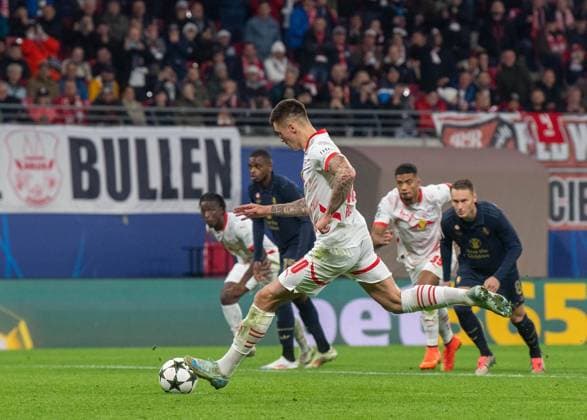 Football, Men, Season 2024 2025, Champions League League Phase, Matchday 2, RB Leipzig Juventus Turin, Benjamin Sesko RB Leipzig scores the goal from the penalty spot to make it 3-0, 02 10 2024, Copyright: xSebastianxRäppold MatthiasxKochx