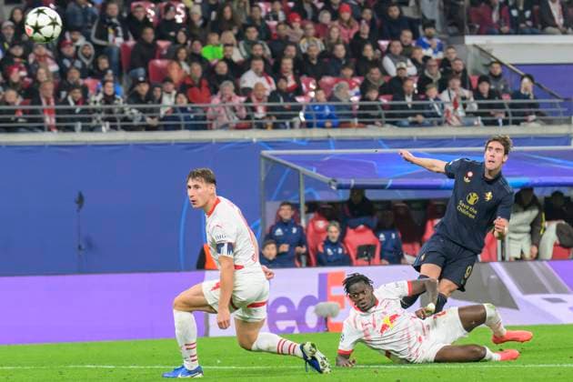GER, Saxony, Leipzig, RB Leipzig vs Juventus Turin, Champions League, CHL, UCL, Matchday, Season 2024 2025, RB Arena, f l in picture Dusan Vlahovic Juventus Turin, 09 , shoots goal, equalizer goal to 2 2, 02 10 2024, Copyright: HMBxMedia UwexKoch