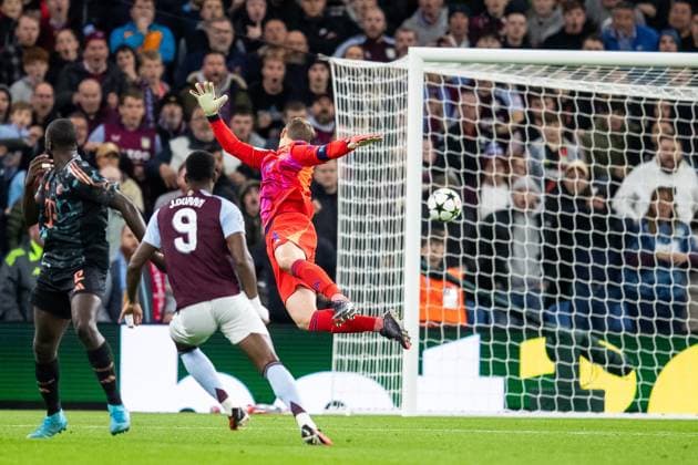 Aston Villa v Bayern Munich Champions League 02 10 2024. GOAL scores 1-0 Aston Villa forward Jhon Duran (9) lobs goalkeeper during the Champions League match between Aston Villa and Bayern Munich at Villa Park, Birmingham, England on 2 October 2024. Birmingham Villa Park West Midlands England Editorial use only , Copyright: xManjitxNarotrax PSI-20544-0036