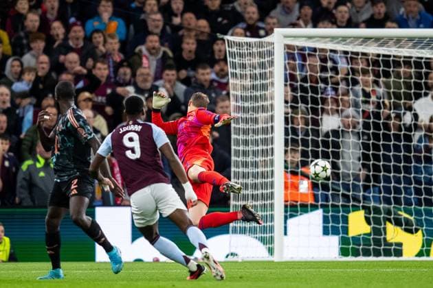 Aston Villa v Bayern Munich Champions League 02 10 2024. GOAL scores 1-0 Aston Villa forward Jhon Duran (9) lobs goalkeeper during the Champions League match between Aston Villa and Bayern Munich at Villa Park, Birmingham, England on 2 October 2024. Birmingham Villa Park West Midlands England Editorial use only , Copyright: xManjitxNarotrax PSI-20544-0037
