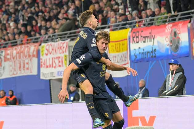 GER, Saxony, Leipzig, RB Leipzig vs Juventus Turin, Champions League, CHL, UCL, Matchday, Season 2024 2025, RB Arena, f l in picture Dusan Vlahovic Juventus Turin, 09 , shoots goal, equalizer goal to 2 2, goal, hit, jubilation, goal celebration, joy, enthusiasm, celebrates, with Francisco Conceicao Juventus Turin, 07 , 02 10 2024, Copyright: HMBxMedia UwexKoch