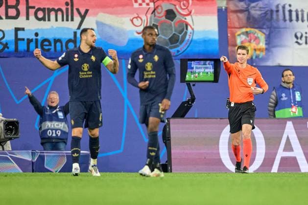 02 10 2024, Football, Men, Champions League, League phase, 2024 2025, Matchday 2, RB Leipzig Juventus Turin Referee points to the penalty spot for Leipzig Leipzig Red Bull Arena Saxony Germany after VAR study