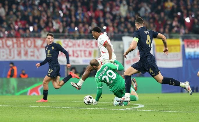02 10 2024, Football UEFA Champions League 2024 2025, Matchday 2, RB Leipzig Juventus Turin, at Red Bull Arena Leipzig Handball, L R Lois Openda RB Leipzig vs Goalkeeper Michele Di Gregorio Juventus Turin DFL and DFB regulations prohibit any use of photographs as image sequences and or quasi video