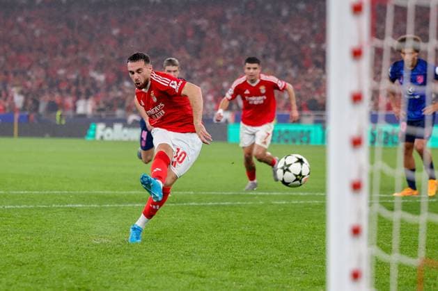 Portugal, Lisbon 2 October 2024 Uefa Champions League phase 2024 25 Matchday 2, S L Benfica Atletico de Madrid v l , Orkun Kokcu S L Benfica scores the goal to make it 4 0 Copyright: JoaquimxFerreira
