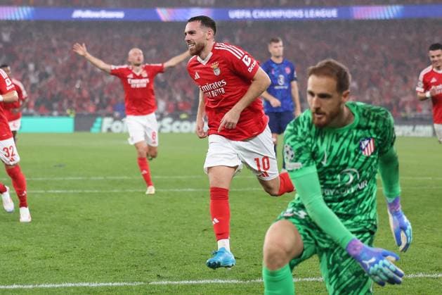Portugal, Lisbon 2 October 2024 Uefa Champions League phase 2024 25 Matchday 2, S L Benfica Atletico de Madrid v l , Orkun Kokcu S L Benfica scores the goal for 4 0, goalkeeper, goalkeeper Jan Oblak Atlà tico Madrid disappointed, disappointed looking, dissapointed, sad, frustrated, frustrated, frustrated Copyright: JoaquimxFerreira