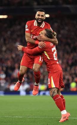 Liverpool gegen Bologna UEFA Champions League 2. Oktober 2024 UEFA Champions League Liverpool FC gegen Bologna FC Mohamed Salah von Liverpool feiert das zweite Tor mit Kostas Tsimikas Foto Simon Stacpoole Abseits Liverpool UK  Copyright: xSimonxStacpoolexOffside