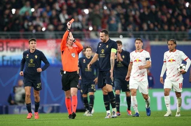 02 10 2024, Football UEFA Champions League 2024 2025, Matchday 2, RB Leipzig Juventus Turin, at Red Bull Arena Leipzig Referee Francois Letexier FRA sends goalkeeper Michele Di Gregorio Juventus Turin off the pitch with a red card after a handball DFL and DFB regulations prohibit any use of photographs as image sequences and or quasi video