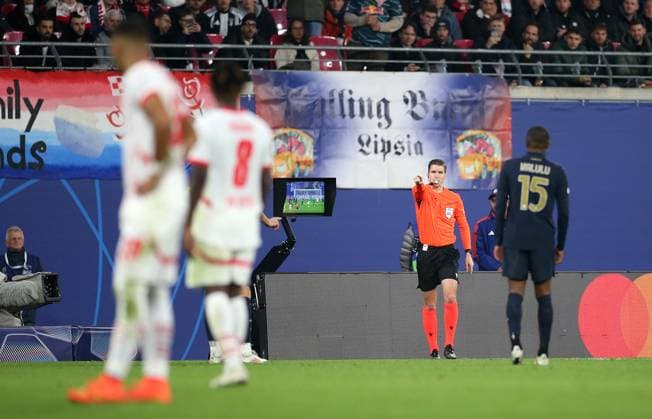 02 10 2024, Football UEFA Champions League 2024 2025, Matchday 2, RB Leipzig Juventus Turin, at Red Bull Arena Leipzig Referee Francois Letexier FRA points to the penalty spot after a check by the VAR video assistant DFL and DFB regulations prohibit any use of photographs as image sequences and or quasi video