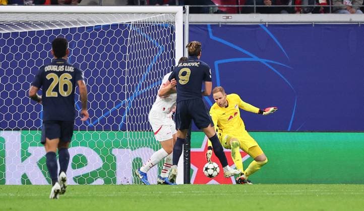 RB Leipzig Juventus Turin Champions League Leipzig, 02 10 2024, Red Bull Arena, Soccer, UEFA Champions League, Matchday 2 , RB LEIPZIG vs JUVENTUS FC TURIN , Lead goal for Juventus to 2 3 In picture goalkeeper Peter Gulacsi re , 1, RB Leipzig concedes goal from Francisco Conceicao 7, JUVE, not in picture , Picture Point