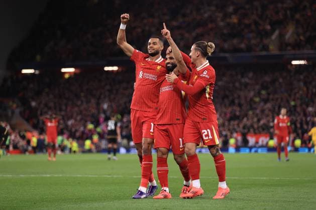 Liverpool gegen Bologna UEFA Champions League 2. Oktober 2024 UEFA Champions League Liverpool FC gegen Bologna FC Cody Gakpo und Mohamed Salah von Liverpool feiern das zweite Tor mit Kostas Tsimikas Foto Simon Stacpoole Abseits Liverpool UK  Copyright: xSimonxStacpoolexOffside