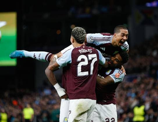 Sport Bilder des Tages Jhon Duran (covered) celebrates scoring the opening goal of the game with Morgan Rogers, Youri Tielemans (top) and Ian Maatsen (right) Aston Villa v Bayern Munich, Football, UEFA Champions League, Villa Park, Birmingham, UK - 02 10 2024 Editorial use only  Copyright: xMattxImpey Shutterstockx 14752829bm