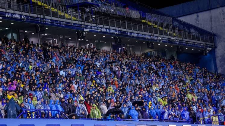 GNK Dinamo v AS Monaco - UEFA Champions League 2024 25 League Phase MD2 ZAGREB, CROATIA - OCTOBER 2: Fans cheer on the stands during UEFA Champions League 2024 25 League Phase MD2 match between GNK Dinamo v AS Monaco at Maksimir Stadion on October 2, 2024 in Zagreb, Croatia.  LukaxStanzl PIXSELL