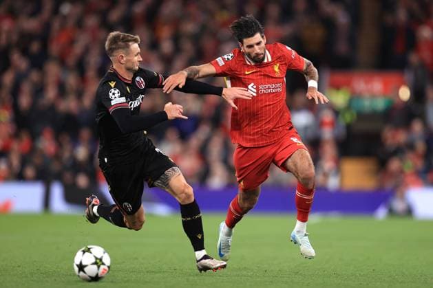 Liverpool gegen Bologna UEFA Champions League 2. Oktober 2024 UEFA Champions League Liverpool FC gegen Bologna FC Stefan Posch von Bologna und Dominik Szoboszlai von Liverpool Foto Simon Stacpoole Abseits Liverpool UK  Copyright: xSimonxStacpoolexOffside