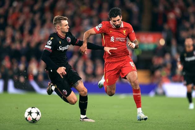 Liverpool gegen Bologna UEFA Champions League 2. Oktober 2024 UEFA Champions League Liverpool FC gegen Bologna FC Stefan Posch von Bologna und Dominik Szoboszlai von Liverpool Foto Simon Stacpoole Abseits Liverpool UK  Copyright: xSimonxStacpoolexOffside