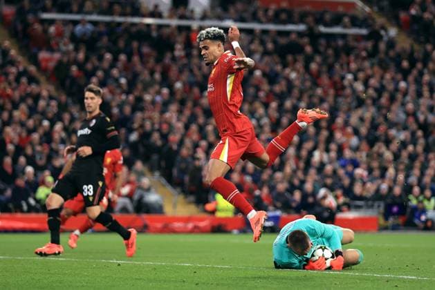 Liverpool gegen Bologna UEFA Champions League 2. Oktober 2024 UEFA Champions League Liverpool FC gegen Bologna FC Bologna-Torwart Lukasz Skorupski schnappt sich den Ball, als Luis Diaz von Liverpool springt Foto Simon Stacpoole Abseits Liverpool UK  Copyright: xSimonxStacpoolexOffside