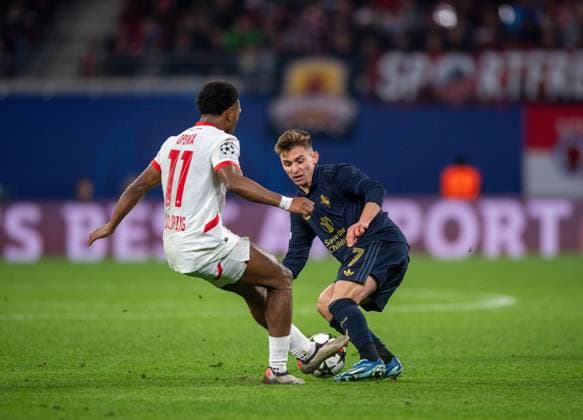 Football, Men, Season 2024 2025, Champions League League Phase, Matchday 2 , RB Leipzig Juventus Turin, v l Lois Openda RB Leipzig , Francisco Conceicao Juventus Turin , 02 10 2024, Copyright: xSebastianxRäppold MatthiasxKochx