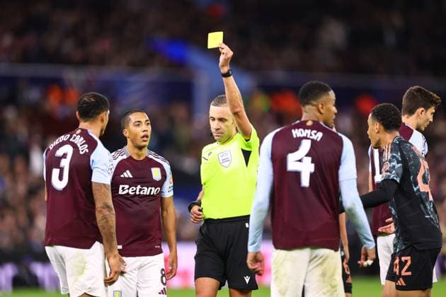 Aston Villa gegen Bayern München 2. Oktober 2024, Aston UEFA Champions League Fußball Aston Villa gegen Bayern München Schiedsrichter Radu Petrescu zeigt Diego Carlos von Aston Villa die gelbe Karte Foto Jacques Feeney Abseits Aston UK  Copyright: xJacquesxFeeneyx xOffsidexOffside
