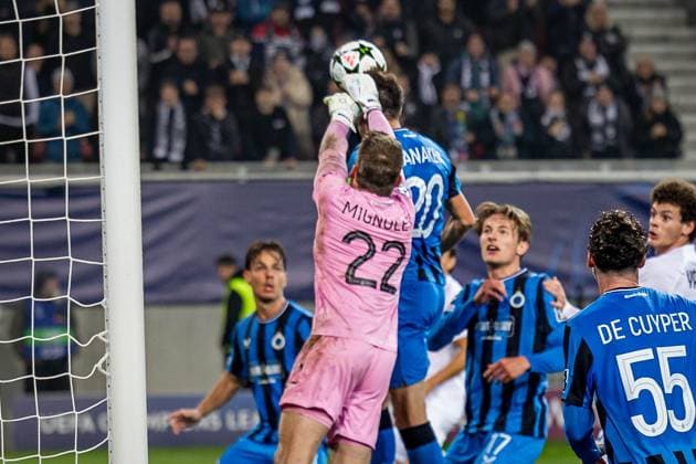 SOCCER - UEFA CL, Sturm vs Brugge KLAGENFURT,AUSTRIA,02.OCT.24 - SOCCER - UEFA Champions League, SK Sturm Graz vs Club Brugge. Image shows Simon Mignolet and Hans Vanaken (Bruegge).  GEPAxpictures xMatthiasxTrinkl