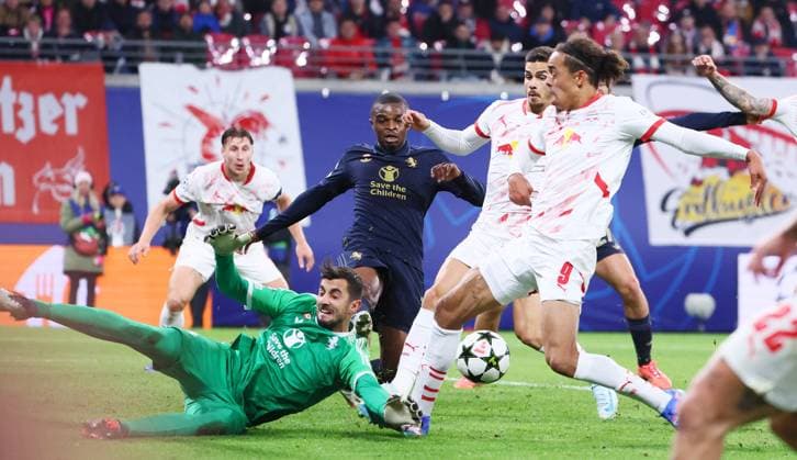 RB Leipzig Juventus Turin Champions League Leipzig, 02 10 2024, Red Bull Arena, Football, UEFA Champions League, Matchday 2 , RB Leipzig vs Juventus Turin , In the picture Goal chance for RB Leipzig goalkeeper Mattia Perin 1, JUVE , Pierre Kalulu 15, JUVE , Andre Silva 19, RB Leipzig , Yussuf Yurary Poulsen 9, RB Leipzig , For editorial use only Only editorial use , UEFA regulations prohibit any use of photographs as image sequences and or quasi video ,