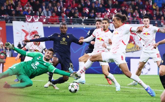 RB Leipzig Juventus Turin Champions League Leipzig, 02 10 2024, Red Bull Arena, Football, UEFA Champions League, Matchday 2 , RB Leipzig vs Juventus Turin , In the picture Goal chance for RB Leipzig goalkeeper Mattia Perin 1, JUVE , Pierre Kalulu 15, JUVE , Andre Silva 19, RB Leipzig , Yussuf Yurary Poulsen 9, RB Leipzig , For editorial use only Only editorial use , UEFA regulations prohibit any use of photographs as image sequences and or quasi video ,