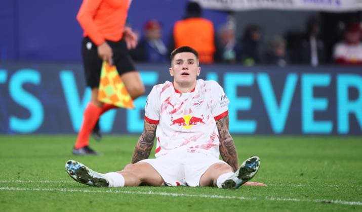 RB Leipzig Juventus Turin Champions League Leipzig, 02 10 2024, Red Bull Arena, Football, UEFA Champions League, Matchday 2 , RB Leipzig vs Juventus Turin , In the picture Disappointment at Leipzig after the match Benjamin Sesko 30, RB Leipzig , For editorial use only Only editorial use , UEFA regulations prohibit any use of photographs as image sequences and or quasi video ,
