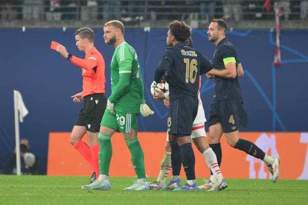Referee Francois Letexier FRA left , shows Michele Di Gregorio goalkeeper, Juventus Turin 2 v left , the red card GER, RB Leipzig vs Juventus Turin, Football, UEFA Champions League, Matchday 2, Season 2024 2025, 02 10 2024 DFB DFL REGULATIONS PROHIBIT ANY USE OF PHOTOGRAPHS AS IMAGE SEQUENCES AND OR QUASI VIDEO GER, RB Leipzig vs Juventus Turin, Football, UEFA Champions League, Matchday 2, Season 2024 2025, 02 10 2024 Leipzig Copyright: xEibner-Pressefoto BertxHarzerx EP_BHR