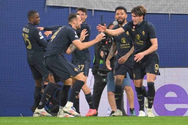 Juventus Turin team celebrates the 2 2 by Dusan Vlahovic Juventus Turin re GER, RB Leipzig vs Juventus Turin, Football, UEFA Champions League, Matchday 2, Season 2024 2025, 02 10 2024 DFB DFL REGULATIONS PROHIBIT ANY USE OF PHOTOGRAPHS AS IMAGE SEQUENCES AND OR QUASI VIDEO GER, RB Leipzig vs Juventus Turin, Football, UEFA Champions League, Matchday 2, Season 2024 2025, 02 10 2024 Leipzig Copyright: xEibner-Pressefoto BertxHarzerx EP_BHR